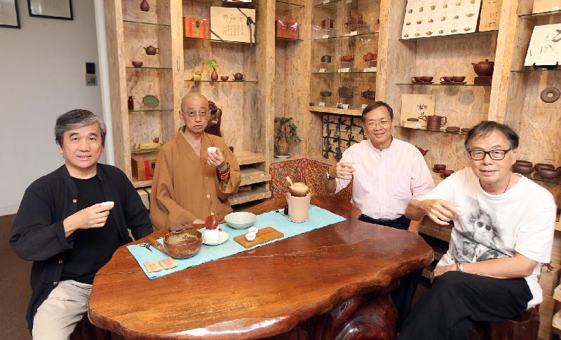 4人（左起林福南、继程法师 、黄金炳、周金亮）茶席上闲聊，如何在新常态下，心常泰然。