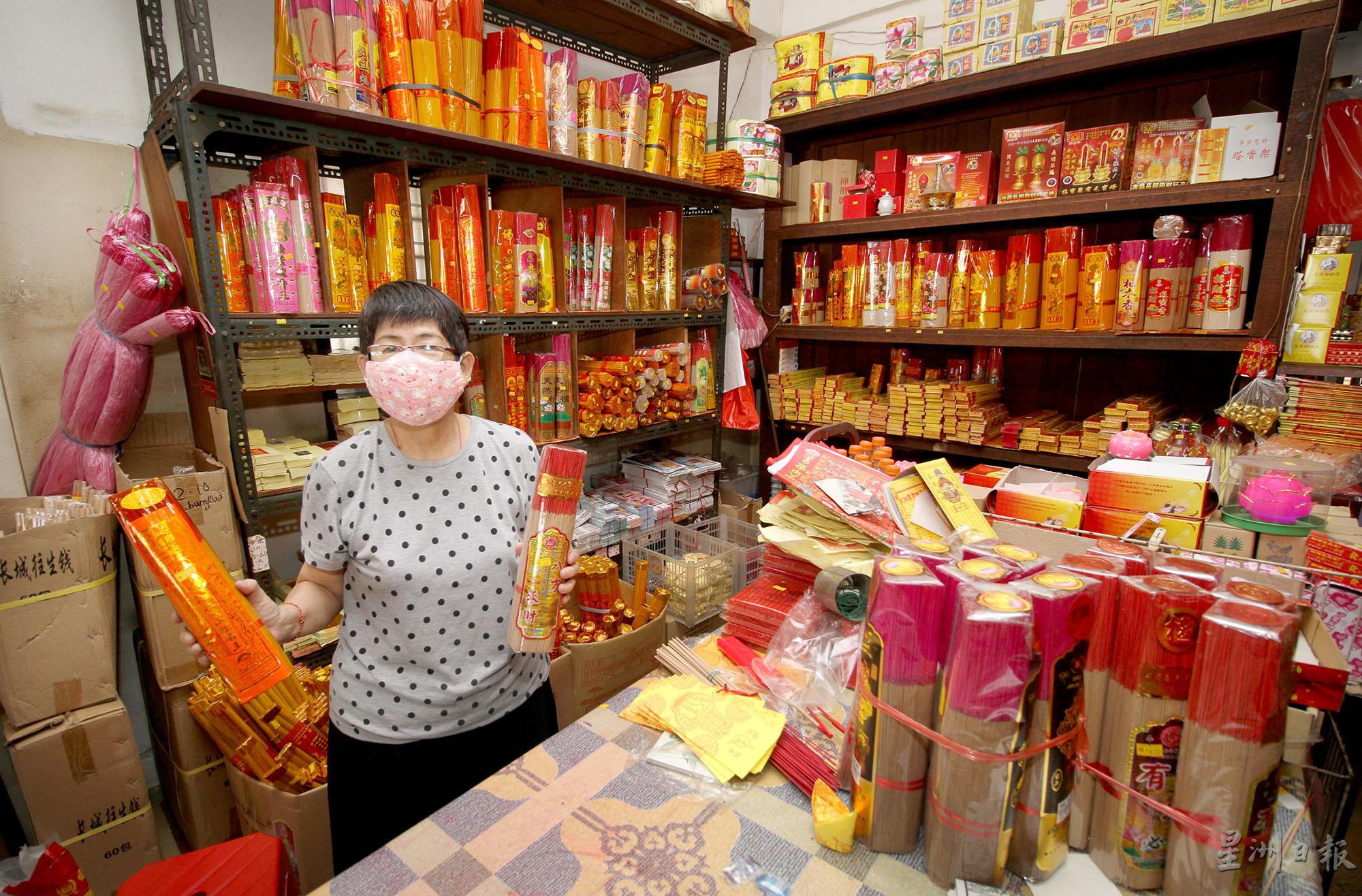 走入店后方，就进入了神料部门，香支、神台灯都有。