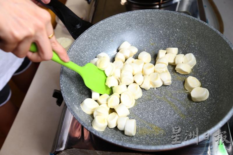 将奶油放入不粘锅煮至融化，加入棉花糖，以中火不停翻搅至融成一团。