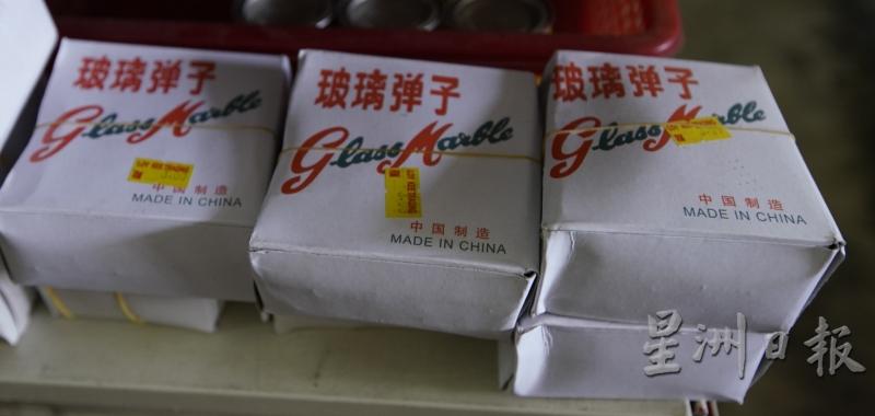只要细心搜寻,就会发现新大陆,这是童年时玩的玻璃弹珠,经历过那个年代的人,看到必会心痒痒。