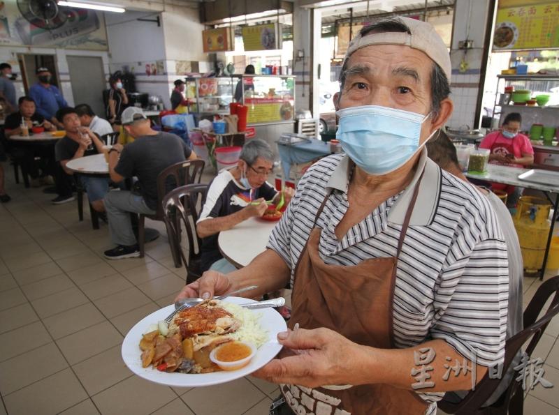 林佳勝除了切雞、切肉，還得捧飯給顧客，全部工作一手包辦。