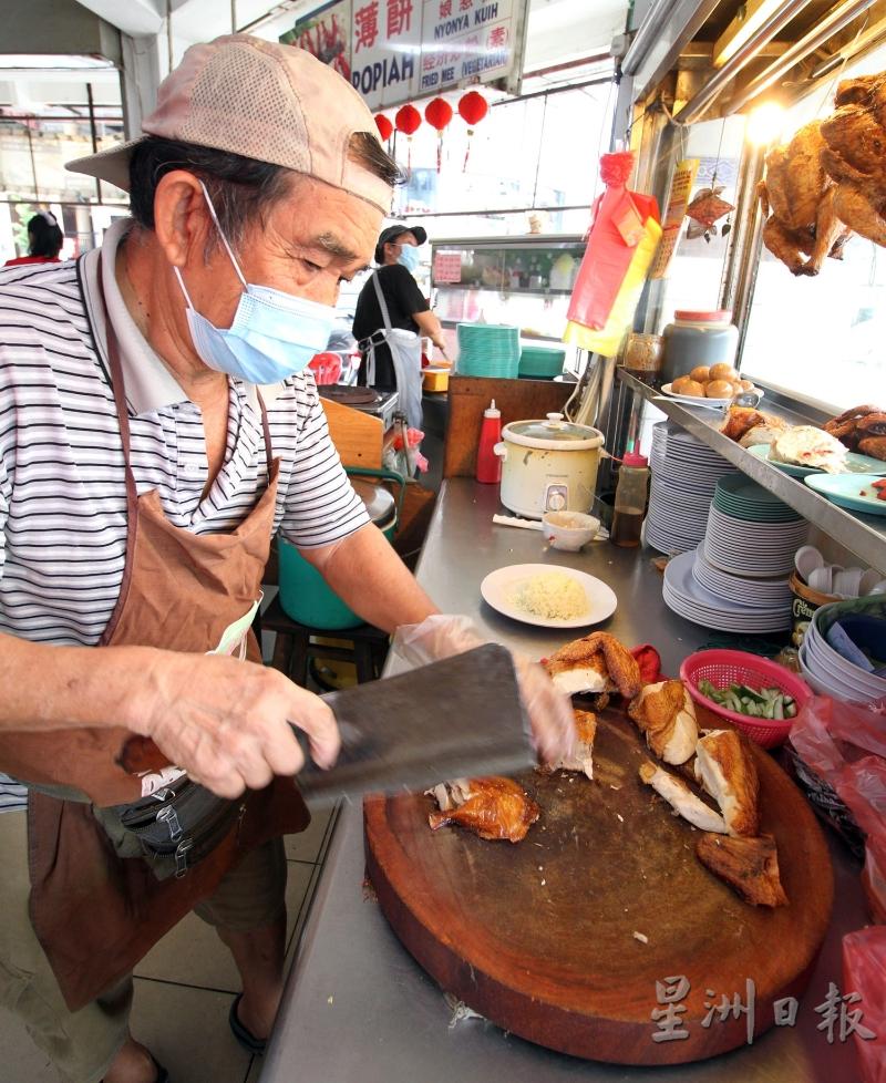 林佳胜卖鸡饭，生活过得充实。