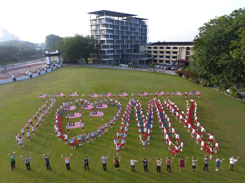 培南独中师生在保持人身距离及佩戴口罩下，拼成“我爱大马”字形，以庆贺马来西亚63周年国庆的到来。