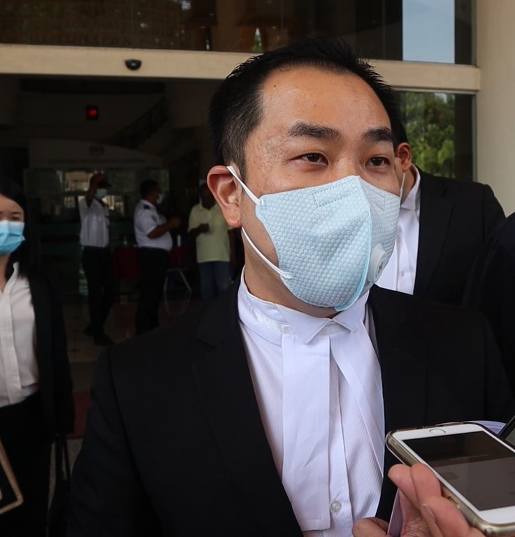 萧俊仁在法庭大厦外接受记者访问。