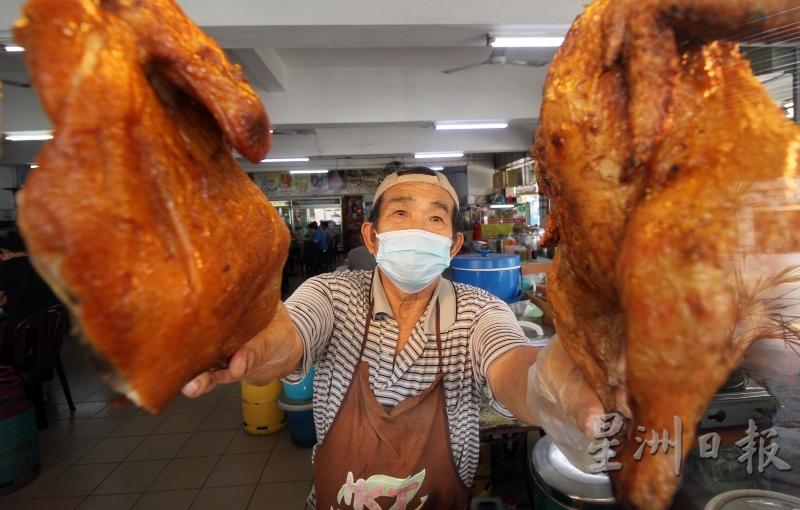 林佳胜于清晨即起床，自己动手烧鸡和烧猪肉，上午时分把烧鸡挂起来开档。