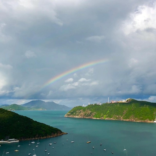 张智霖一家住在香港浅水湾曼克顿大厦，从此地向外看去，外面有青山绿水风景绝佳，还可欣赏到雨后彩虹。