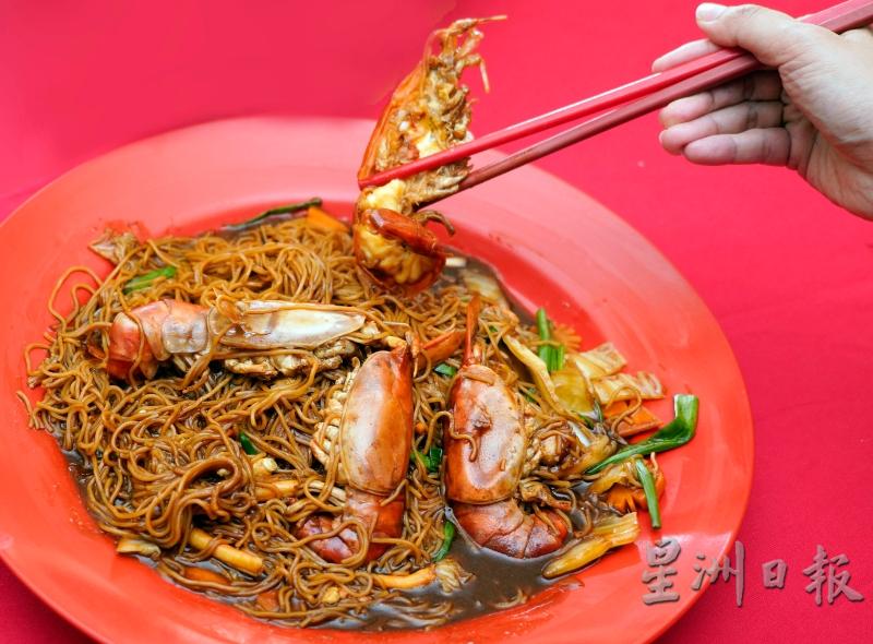 河虾炆生面绝对是很讨喜的食物,酥脆的生面,搭配煎香的河虾一起炆至惹味十足,面香虾鲜,搭配得天衣无缝,足以让人吃得停不了口。 河虾炆生面绝对是很讨喜的食物,酥脆的生面,搭配煎香的河虾一起炆至惹味十足,面香虾鲜,搭配得天衣无缝,足以让人吃得停不了口。