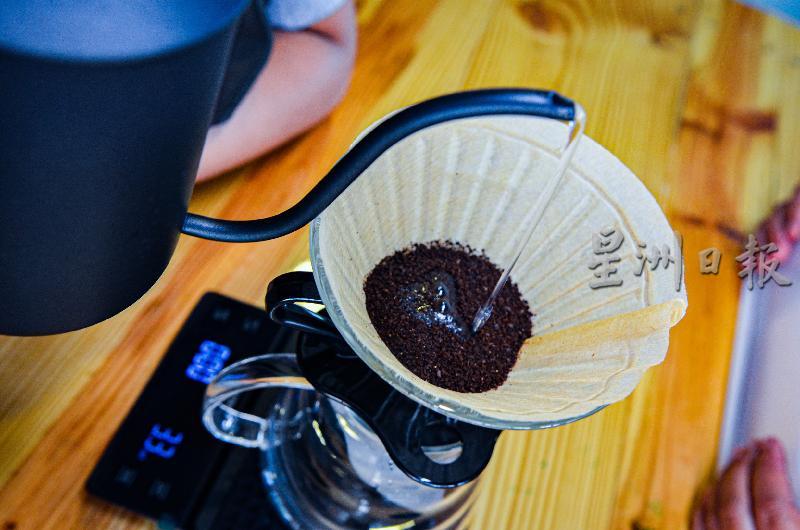 tfc coffee咖啡馆採用丹南咖啡为原料，让访客能细细品赏以西式方式冲泡的道地罗布斯塔咖啡。