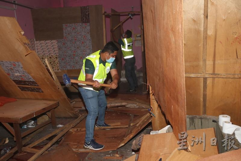 官员查封卖淫场所，并拆除里头的隔间及家具，避免不法活动死灰复燃。