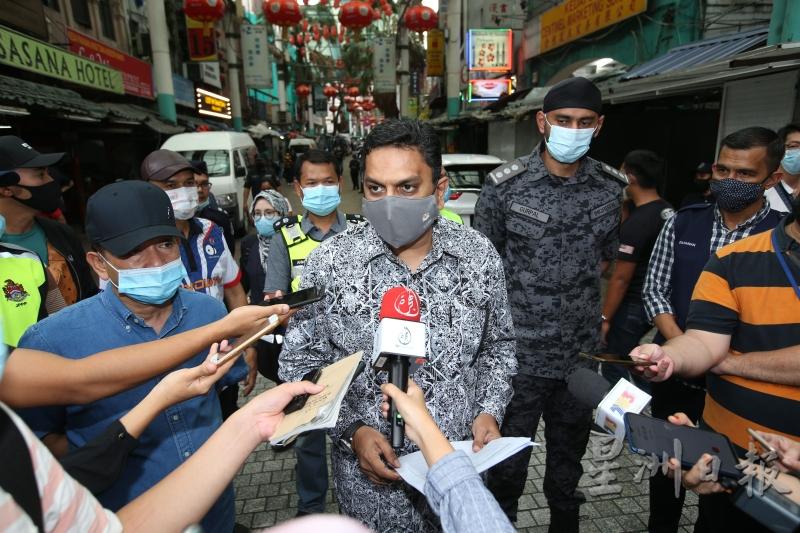 山达拉（中）表示，吉隆坡市政局将持续打击“劳板”等不法活动。