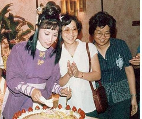 “明荃之友会”于1978年成立，阿姐即使赶拍剧集，穿着戏服都要与影迷见面。