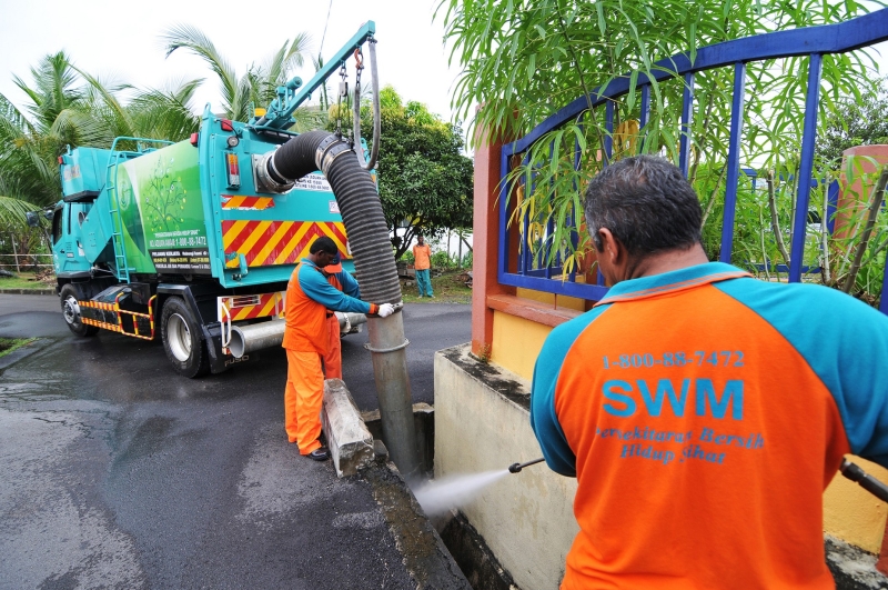 SWM公司会每两周到各个住宅花园进行清沟工作，若接到沟渠阻塞投诉，也须立即清理，但却治标不治本。