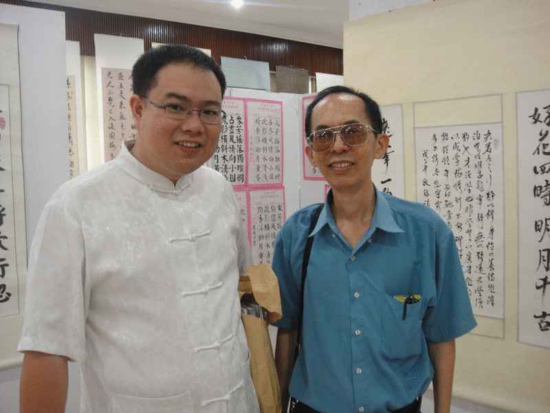 笔者薛君毅与黄应宁医师在书法展喜相逢。