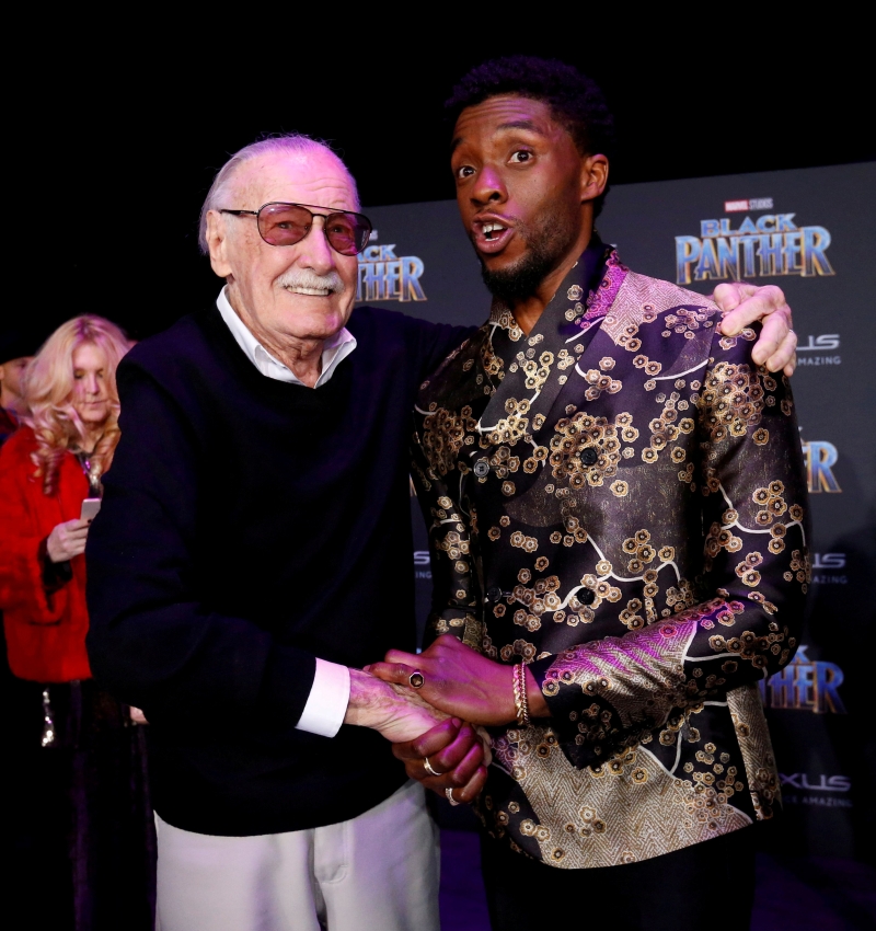 漫威之父史丹李（Stan Lee）2018年与查德维克博斯曼在《黑豹》首映礼上拥抱合照。