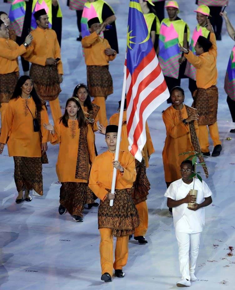 8月31日国庆日前夕，李宗伟（中）在社交媒体分享他在4年前里约奥运会担任旗手的小故事，他也写道：”马来西亚独立63年了，今年大家都不容易，希望疫情尽快过去，只要全民团结一致，明天一定会更好，祝马来西亚国庆日快乐。“