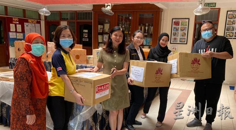 疫情期间，星洲日报基金会联合国际佛光会马来西亚协会携手为抗疫献一份力，捐赠医疗用品给各州医院。