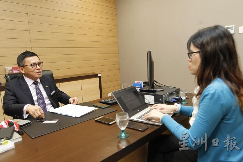 郑联科在国会新大厦副部长办公室接受本报记者访问。