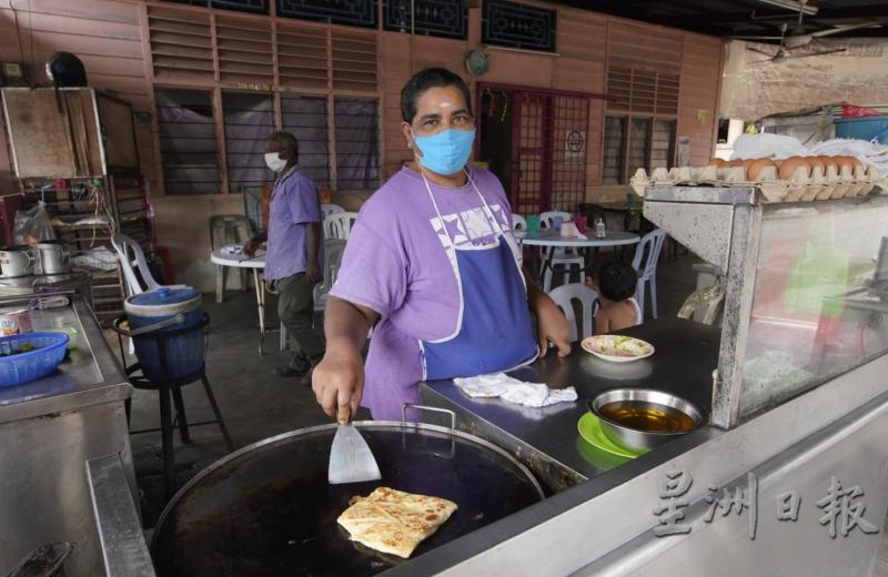 仕林河新村内也有为数不少的印裔同胞居住。今年57岁的莎露帕蒂在住家开了一个食物档，做下半昼生意，早上则租给华人。