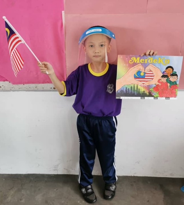 小学生手持爱国海报和辉煌条纹，戴上面罩迎接新常态下的国庆日。