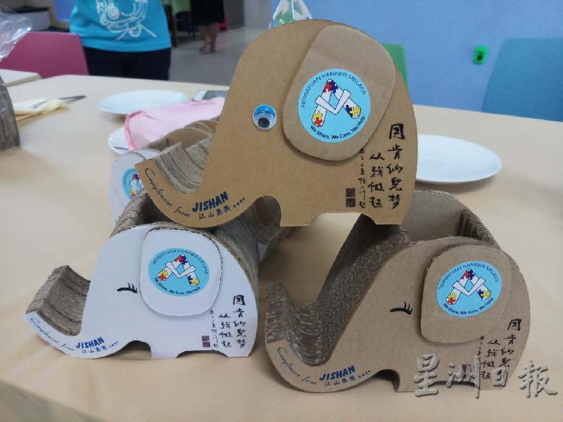 民众可购买已完工的小象，一只20令吉，其中一面有艺术顾问锺正川的题字。
