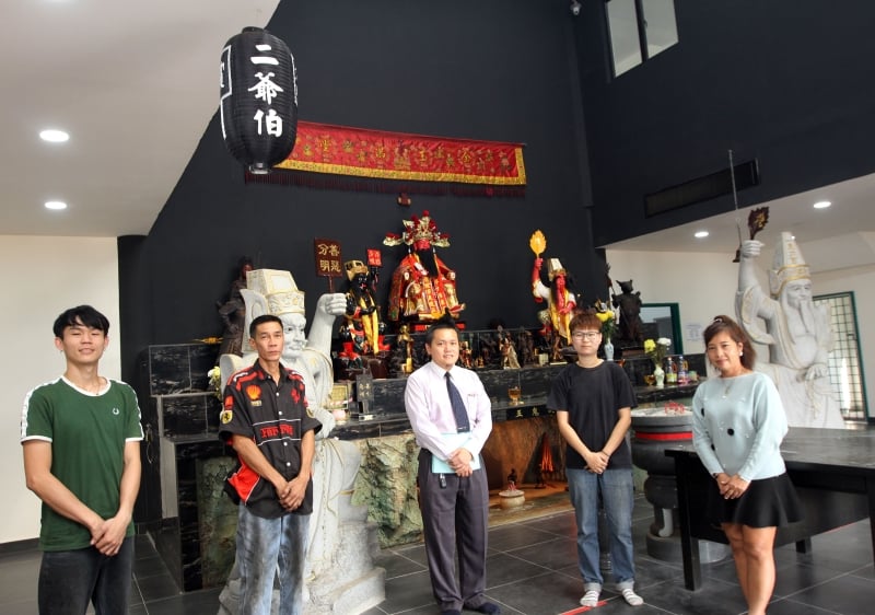 在李培南（中）争取下，殿光宫获得正式注册，同时也成功将土地转为庙地。左起为叶俊良和王健宝，右起是颜洁茜及王美琪。