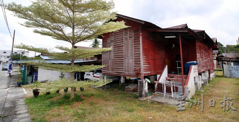 村内有四排马来屋，住着仅有的马来村民。