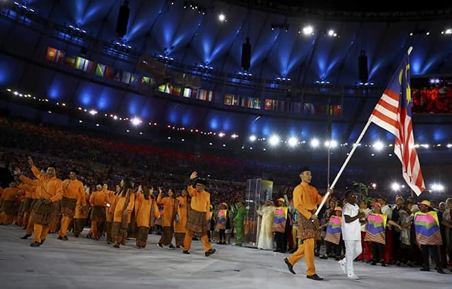 8月31日国庆日前夕，大马羽球传奇李宗伟（持旗者）在社交媒体分享他在4年前里约奥运会担任旗手的小故事，也表达了爱国感言。