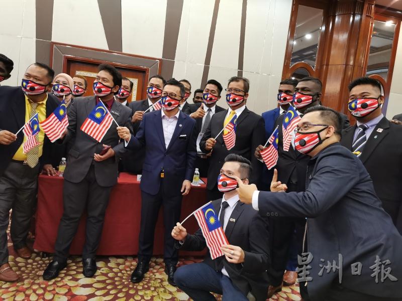 国家团结部成员一起戴上印有辉煌条文的口罩，彰显爱国精神。
