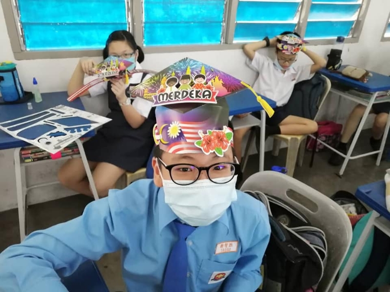 学生戴上自己设计的爱国头饰，相当逗趣。