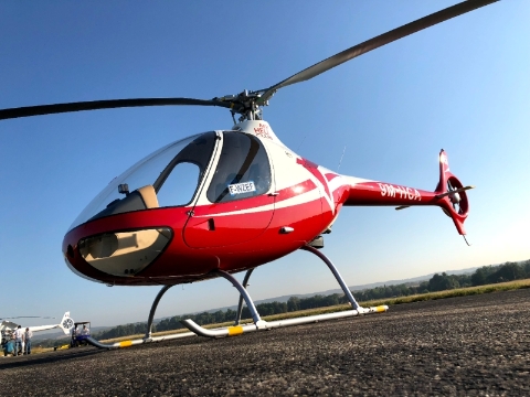 Guimbal Cabri G2 Rouge（白红色款）相当安全，容易控制，出错风险较低的活塞式直升机，可乘坐2人，适合用于培训新手飞机师和个人使用。