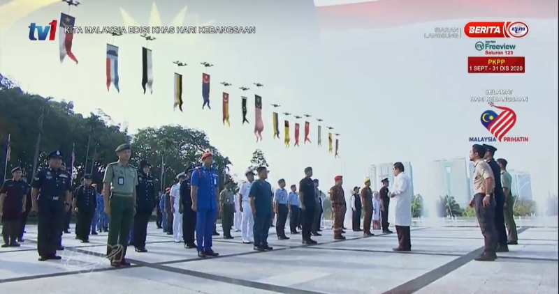 66名抗疫前线人员在吉隆坡国家纪念碑广场宣誓。