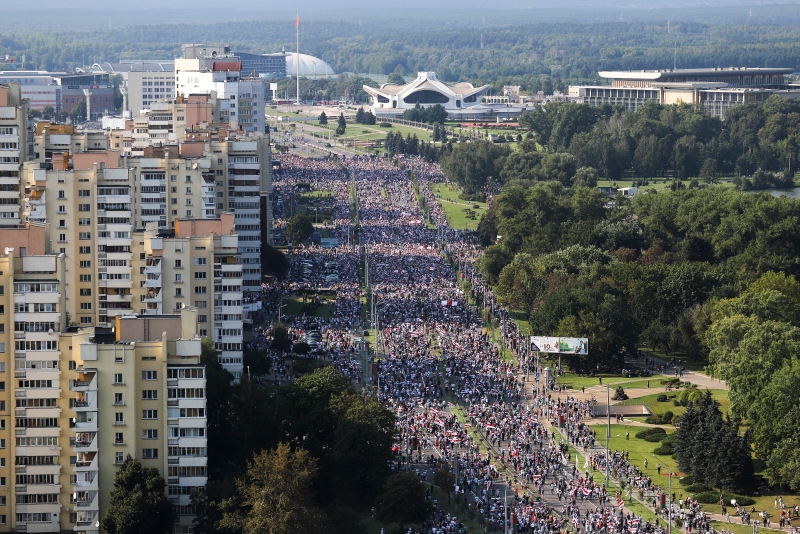 白俄罗斯首都明斯克市星期日再有数以万计的示威者上街，要求总统卢卡申科下台。（美联社照片）