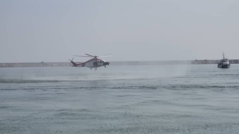 大马海事执法机构配合国庆日当天，出动直升机在登嘉楼海上进行演习。
