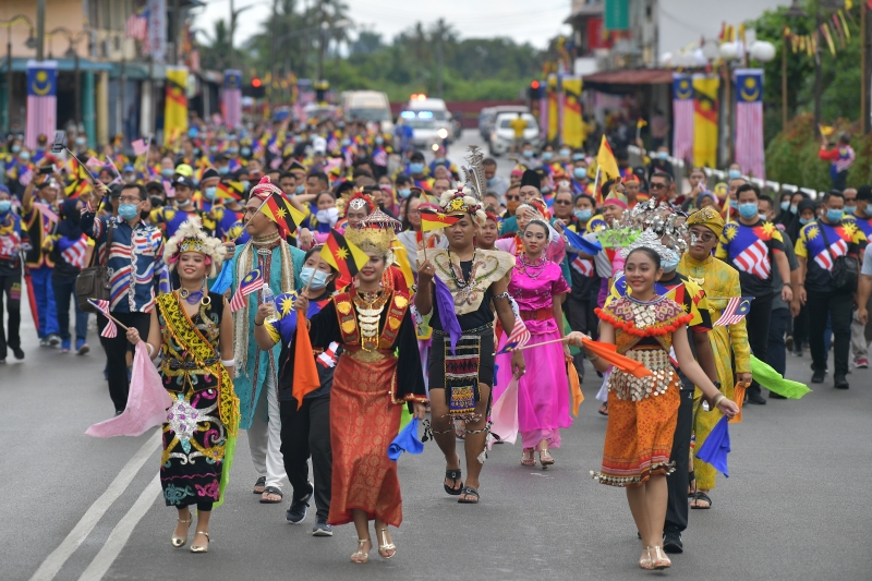 砂拉越州民众穿著各民族服饰游行庆祝国庆日。（马新社照片）
