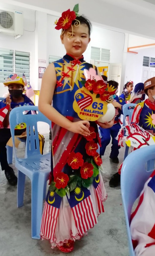 “我像马来西亚小姐吗？”三年级的黄依璇打扮优雅，获得第二名。