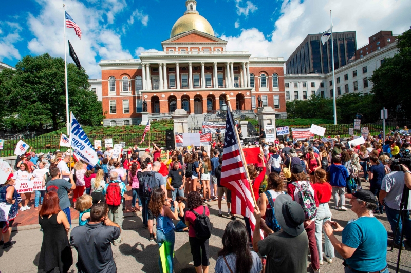 在马萨诸塞州议会大厦外，数百名跨政治、宗教及文化的民众示威反对当局强制儿童注射流感疫苗 。（法新社照片）