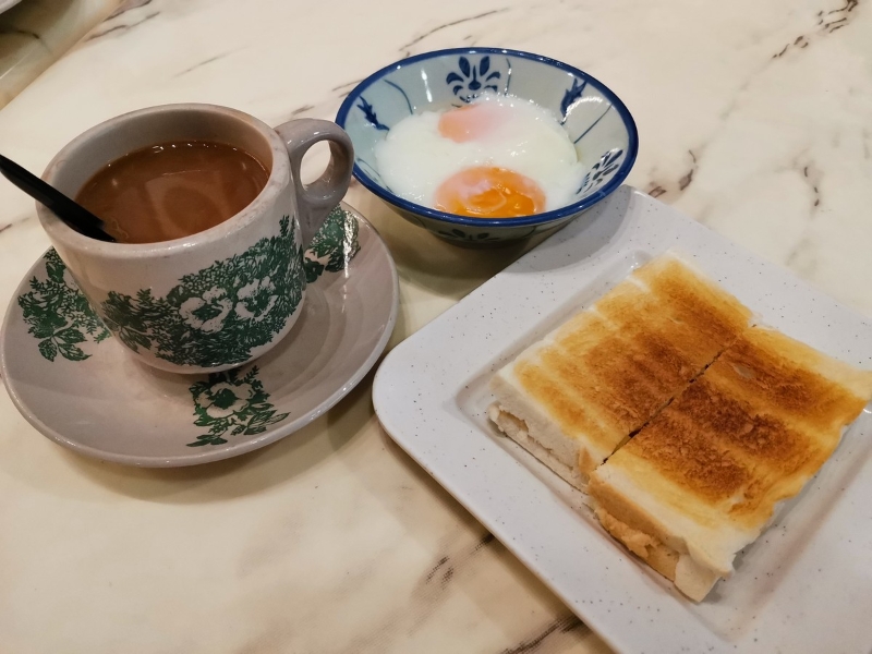 一杯香浓的白咖啡加上烤面包及半生熟蛋，就是一份完美的古早味早餐。
