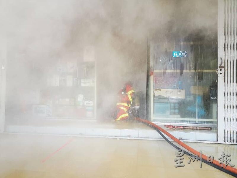 位于仙特拉广场电器店发生火患，冒出浓烟。