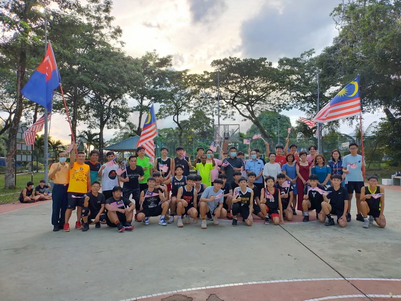 江加埔来新村篮球队主办篮球友谊赛庆祝国庆日，参赛球员在赛前与嘉宾合影；站者前排右八为陈午峤。