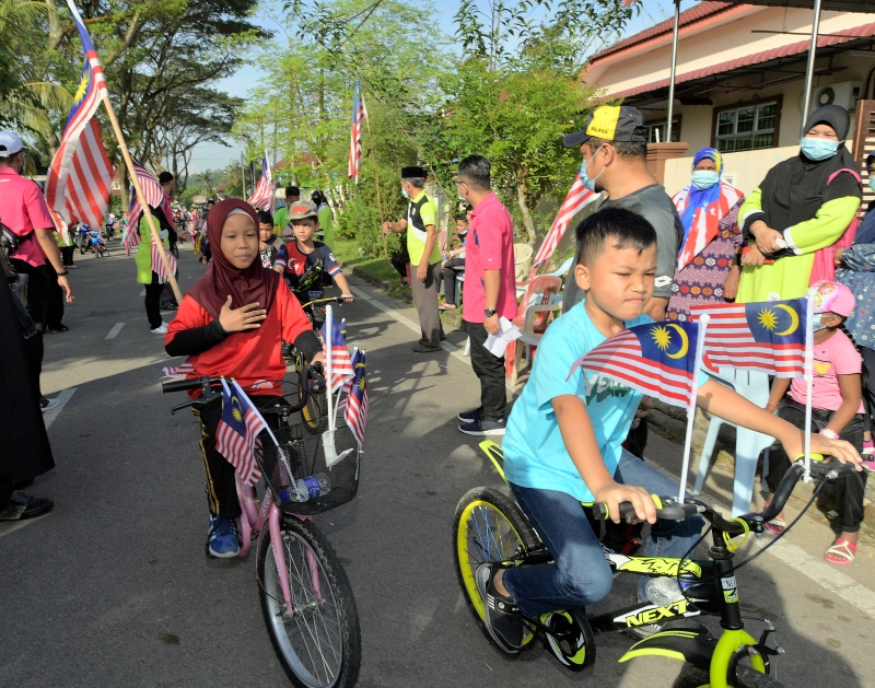 古来一群小朋友们也在国庆日当天骑着挂上国旗的脚踏车，欢欢喜喜的出游。（马新社照片）