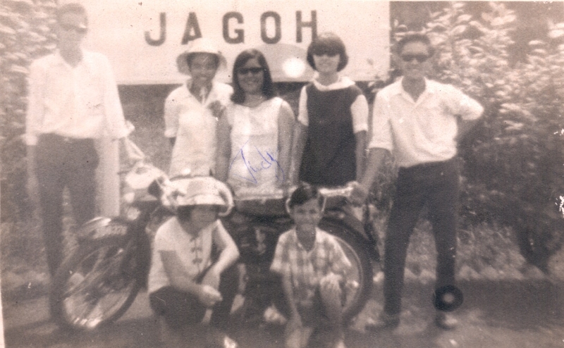 1966年，吔咯陈永园居民在火车站留影，火车站站名为JAGOH。

