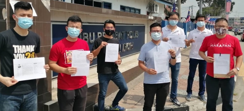 霹雳州社青团成员到怡保警区总部报案时展示报案文件。