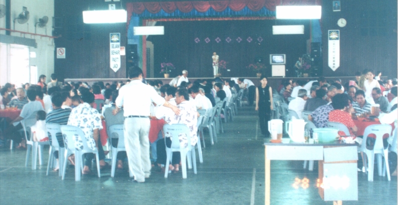 2000年12月28日，前吔咯陈永园居民在三合华小礼堂聚会。