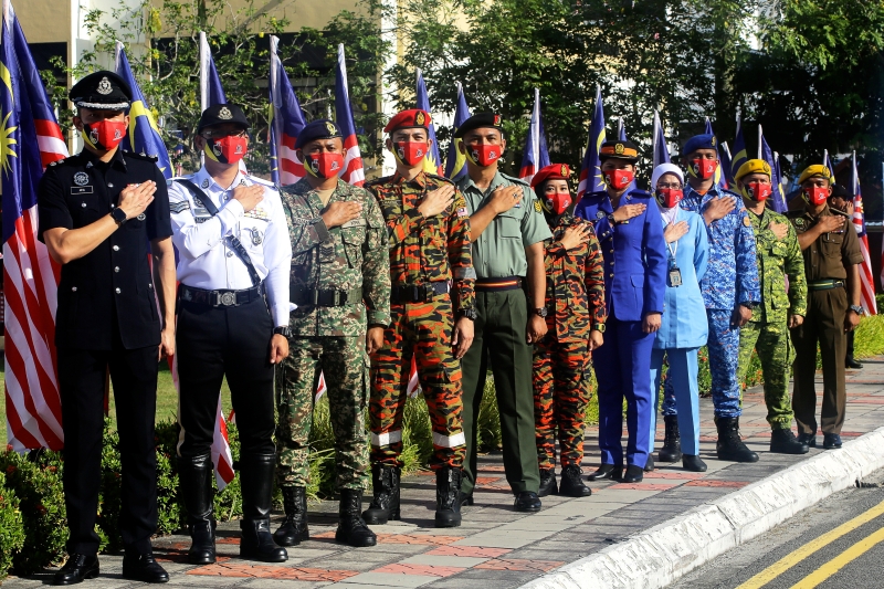 芙蓉前线人员在我国63周年国庆当天宣誓效忠国家与君主。 （马新社照片）