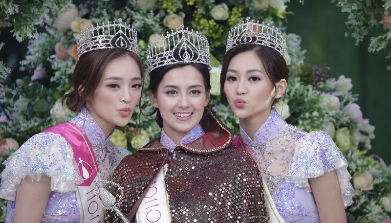 亚军陈桢怡（左起）、冠军谢嘉怡、季军郭柏妍在疫情下当选2020香港小姐 。（图：香港明报）