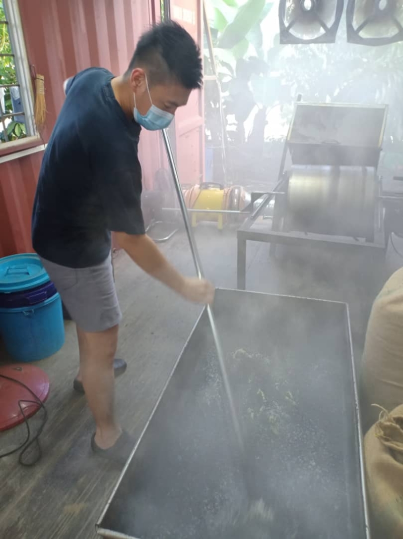 韩俊光传承父亲亲手炒咖啡豆的手艺，坚持每周自炒咖啡豆供应给各分店冲泡及售卖。