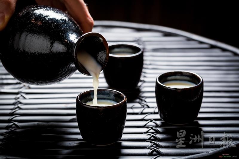 发酵完成的日本酒因带有酒粕而呈现乳白色，又称为“浊酒”（にごりざけ）