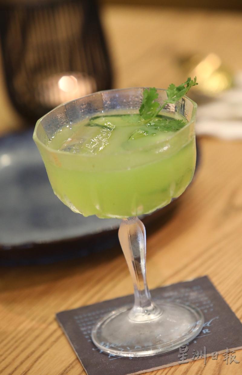 Amma's Potion／RM38以琴酒为基酒，淡绿色的酒体里有芫荽、青柠和小黄瓜糖浆，清爽中隐隐约约尝到甘甜幽柔的香料气息。
