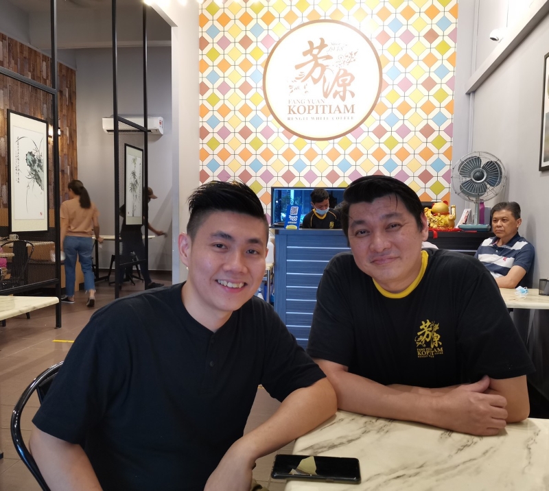 韩俊光（左）与邵志忠合伙在古来开设芳源咖啡店分店。
