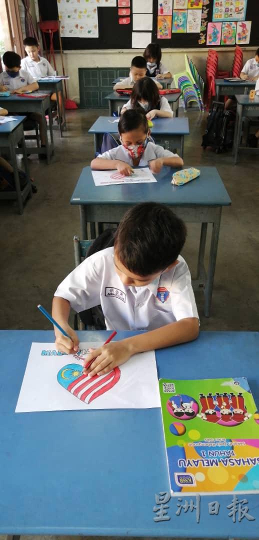 爱国填色比赛中，学生专注地为国庆标志涂上颜色。